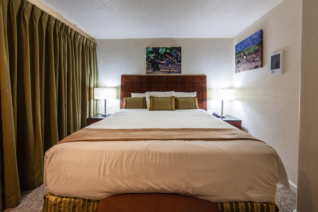 The Vendange Carmel Inn & Suites Rom bilde