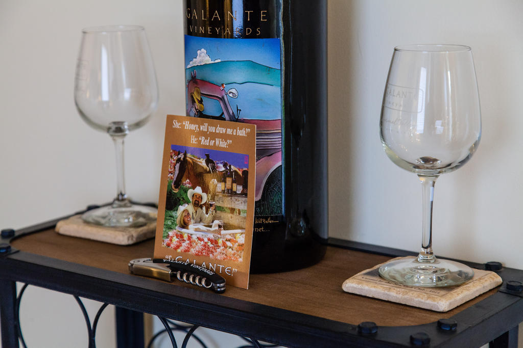 The Vendange Carmel Inn & Suites Rom bilde