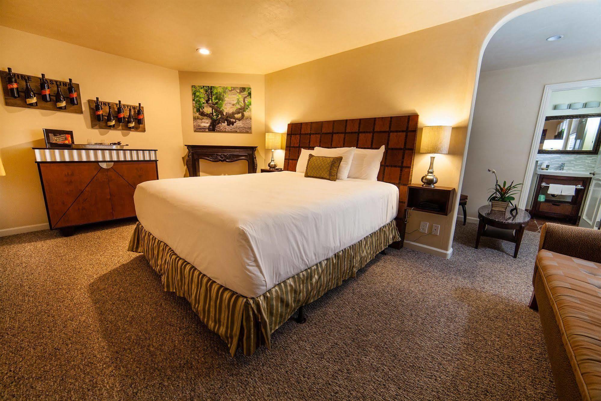 The Vendange Carmel Inn & Suites Eksteriør bilde